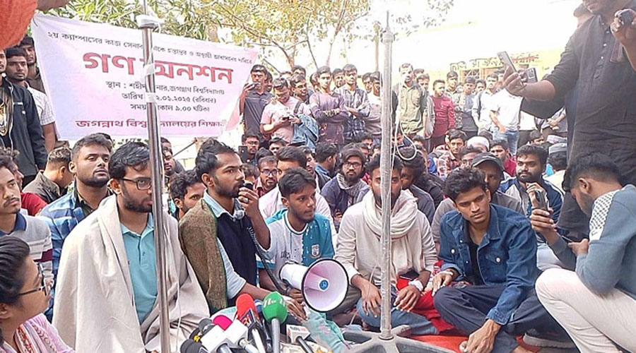 জবির শিক্ষার্থীরা ৩১ ঘণ্টা ধরে অনশনে, কমপ্লিট শাটডাউন ঘোষণা