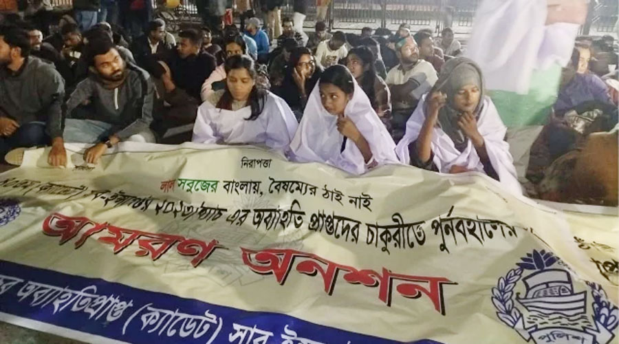 আমরণ অনশনে অব্যাহতিপ্রাপ্ত শিক্ষানবিশ এসআইদের, সচিবালয়ে প্রতিনিধি দল
