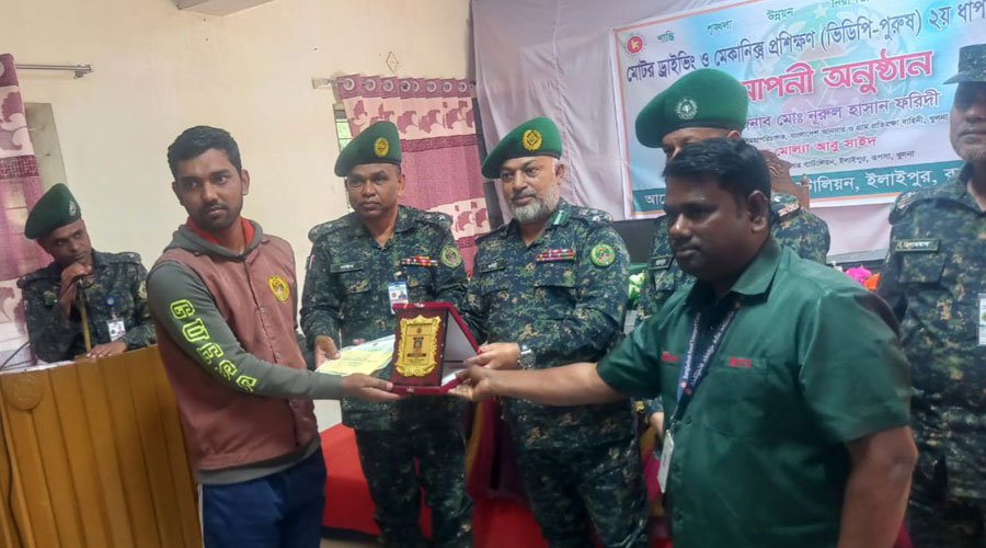 খুলনায় ভিডিপি সদস্যদের মটর ড্রাইভিং ও মেকানিক্স প্রশিক্ষণ সমাপ্ত