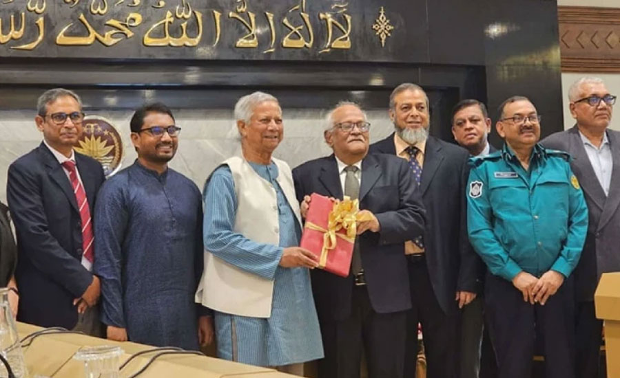 প্রধান উপদেষ্টার কাছে প্রতিবেদন জমা দিলেন ৪ সংস্কার কমিশন প্রধান