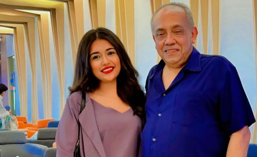 সেইম ফ্লাইটে আমরা দু’জন, কিন্তু আমি সিটে বসে আর তুমিins class=