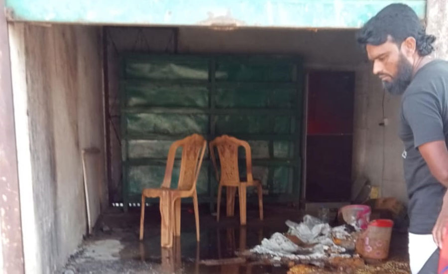 নেত্রকোণায় মুদির দোকানে আগুন দেওয়ার অভিযোগ 