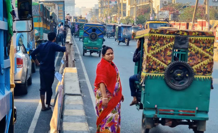 গাজীপুরে ফুটওভার ব্রিজ নির্মাণের দাবিতে শ্রমিকদের বিক্ষোভ, মহাসড়ক অবরোধ