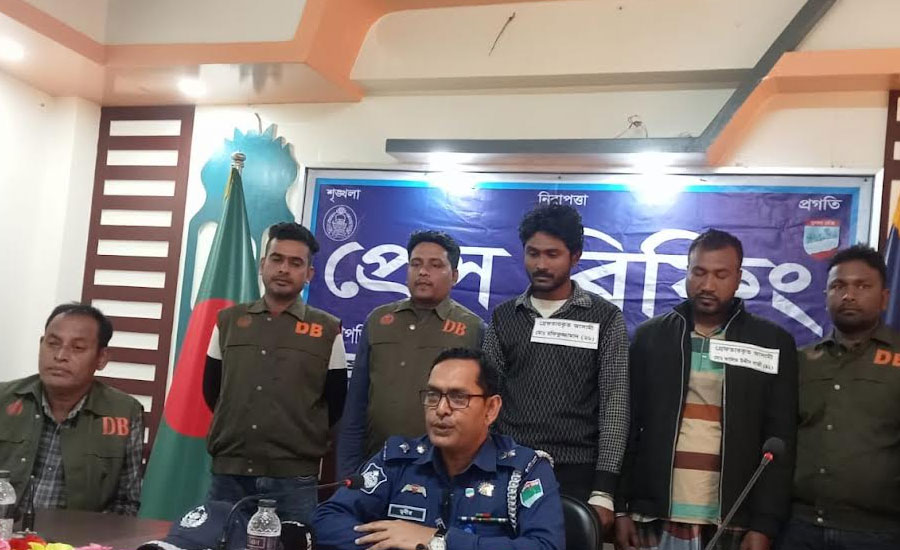 সাতক্ষীরায় ২৩ লাখ টাকা ছিনতাইয়ের ঘটনায় গ্রেপ্তার দুই