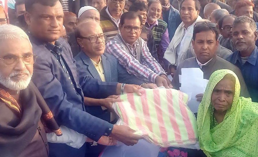 রাণীনগরে শীতবস্ত্র বিতরণ