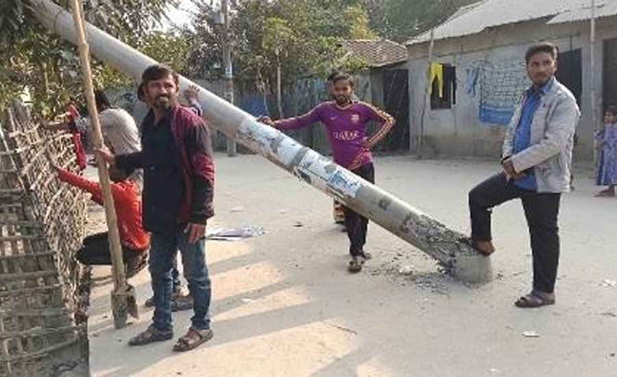 সড়কের মাঝে বৈদ্যুতিক খুঁটি দূর্ঘটনার কবলে পথযাত্রীরা 