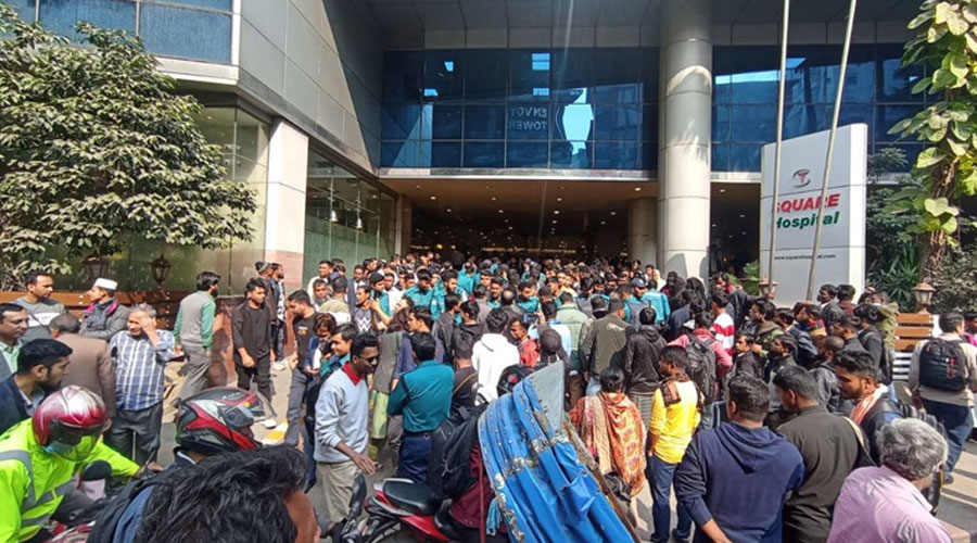 টিকা না পেয়ে পান্থপথে সড়ক অবরোধ করেছেন প্রবাসীরা