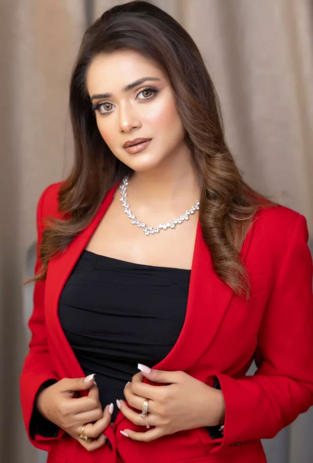 শীত ফ্যাশনে উষ্ণতা ছড়ালেন তানজিন তিশা