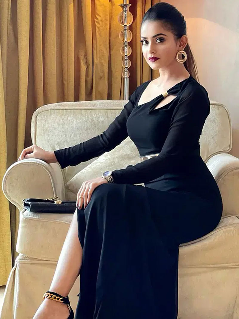 শীত ফ্যাশনে উষ্ণতা ছড়ালেন তানজিন তিশা