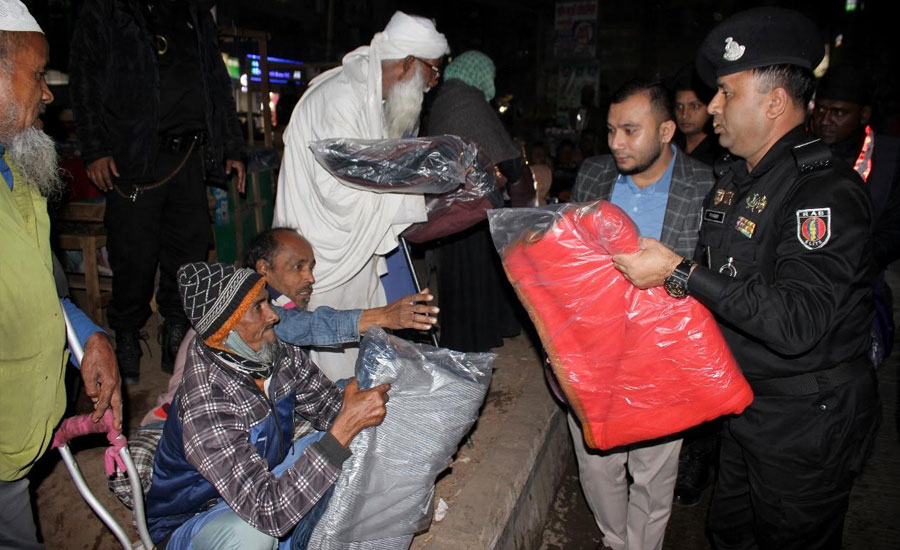 গভীর রাতে শীতার্তদের মাঝে র‌্যাব-১ এর কম্বল বিতরণ