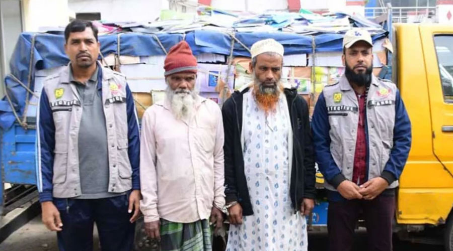 বাংলাবাজার থেকে ‘বিনামূল্যের’ ১০ হাজার বইসহ গ্রেপ্তার ২