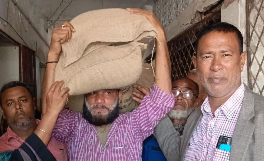 গলাচিপায় হতদরিদ্র সুফলভোগীদের মাঝে ভিজিডি চাল বিতরণ 