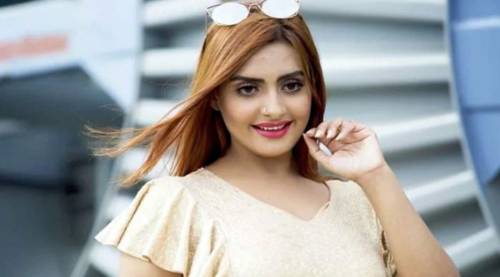 নায়িকা নিঝুম রুবিনাকে নিয়ে পালানোর চেষ্টা, গাড়িটি আরেক নায়িকার