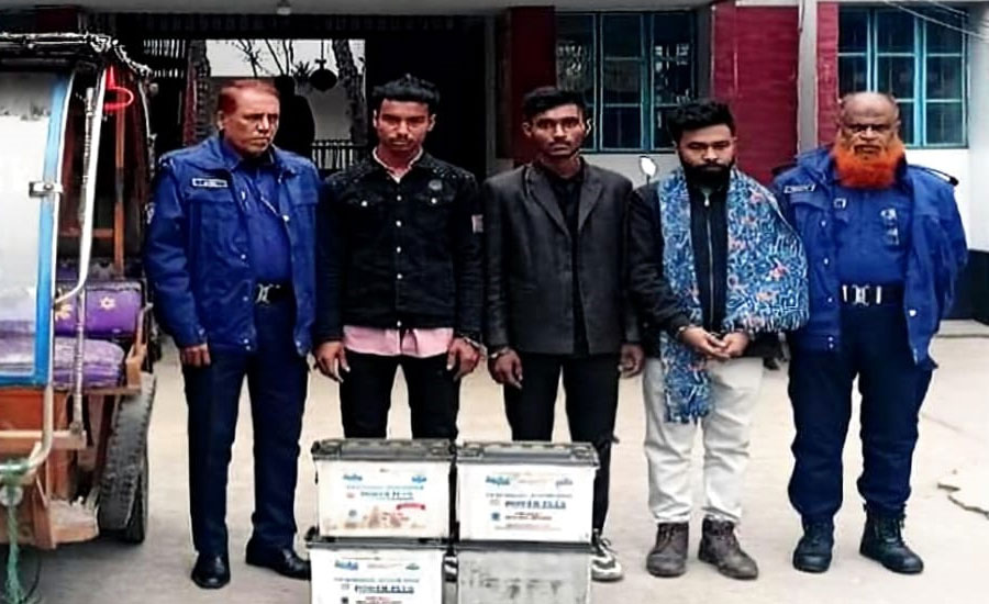 মানিকগঞ্জে অটোরিকশা ছিনতাই চক্রের  ৩ সদস্য আটক