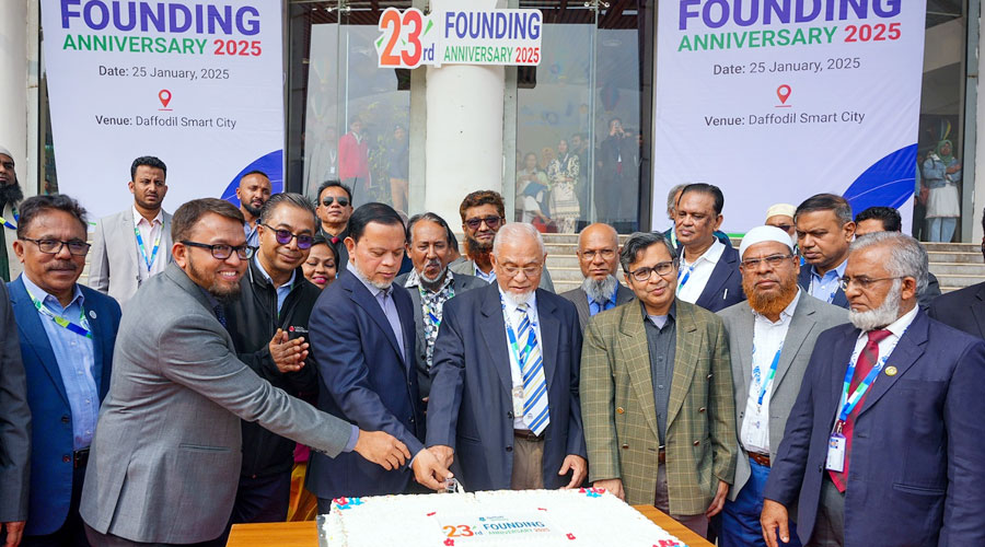 ছবি : কেক কাটার মাধ্যমে ড্যাফোডিল ইন্টারন্যাশনাল ইউনিবার্সিটির ২৩তম প্রতিষ্ঠা বার্ষিকীর  উদ্বোধন করছেন বিশ্ববিদ্যালয়ের ট্রাষ্টিবোর্ডের চেয়ারম্যান ড. মোঃ সবুর খান ও উপাচার্য প্রফেসর ড. এম লুৎফর রহমান। 