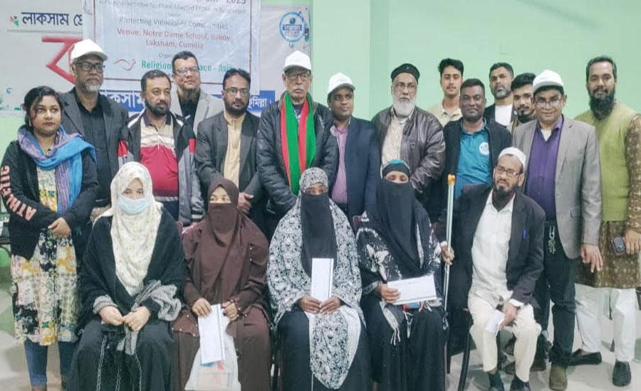 লাকসামে বন্যায় ক্ষতিগ্রস্তদের মধ্যে নগদ অর্থ বিতরণ 