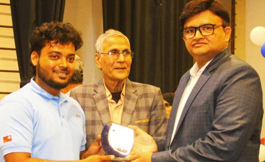 পাথরঘাটার সাংবাদিক সাকিলের হাতে যুব উৎসবে প্রদর্শনীর প্রথম পুরস্কার 
