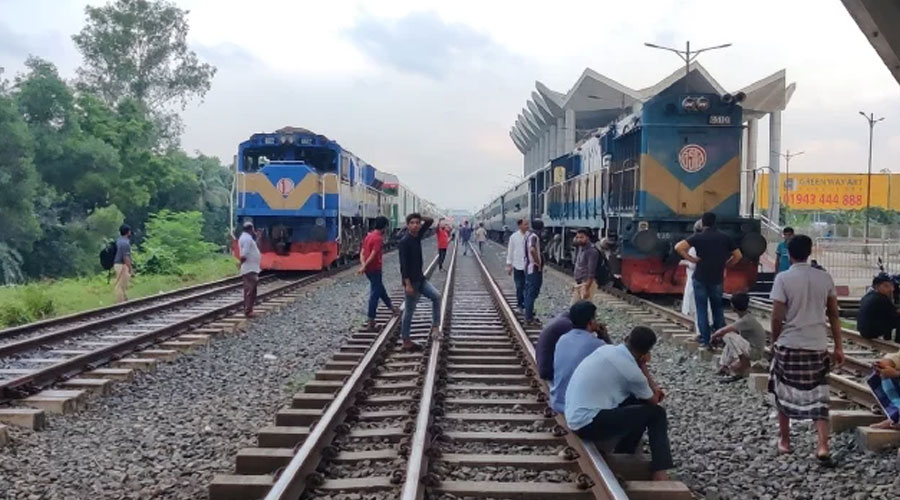 সারা দেশে ট্রেন চলাচল বন্ধ, ভোগান্তিতে যাত্রীরা