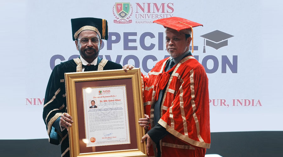 ভারতের এনআইএমএস বিশ্ববিদ্যালয়ের প্রতিষ্ঠাতা ও চেয়ারম্যান প্রফেসর ড. বলভীর এস তোমার ড্যাফোডিল ইন্টারন্যাশনাল ইউনিভার্সিটির (ডিআইইউ) প্রতিষ্ঠাতা ও বোর্ড অব ট্রাস্টিজের চেয়ারম্যান ড. মো. সবুর খানের কাছে সম্মানসূচক ডক্টরেট ডিগ্রি হস্তান্তর করছেন।