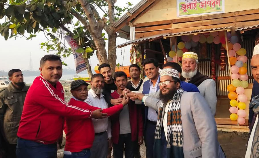পিরোজপুরে জুলাই বিপ্লবে আহত শাহ আলমের কর্মসংস্থানের ব্যবস্থা করলেন জেলাপ্রশাসক 