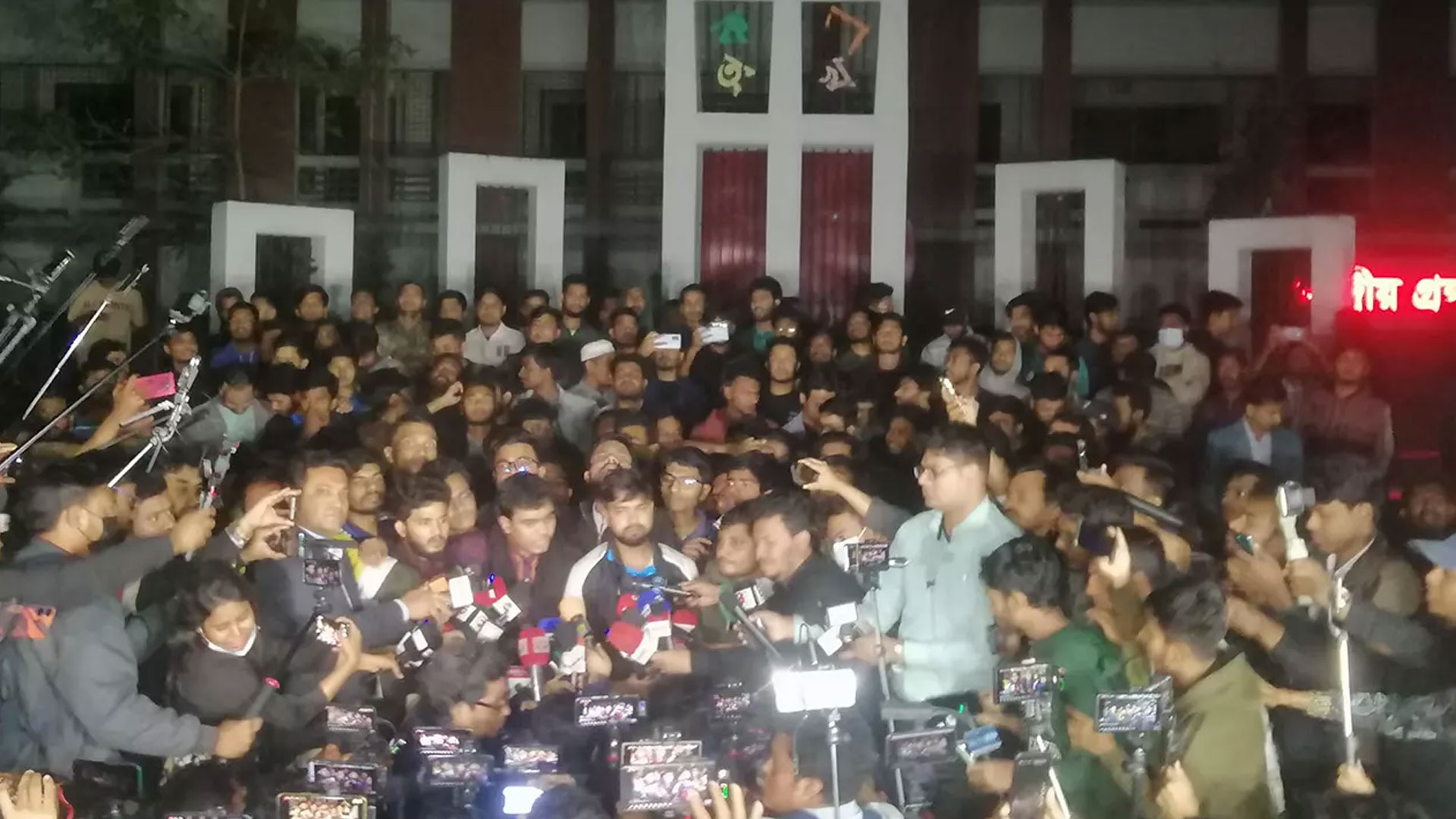 নতুন ৫ দাবি যোগ করে ফের সাত কলেজ শিক্ষার্থীদের আল্টিমেটাম