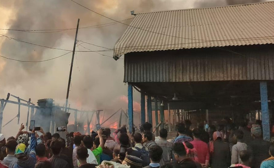 গাজীপুরে ফল পট্টিতে ভয়াবহ অগ্নিকাণ্ডে কোটিটাকার ক্ষতির আশংঙ্কা