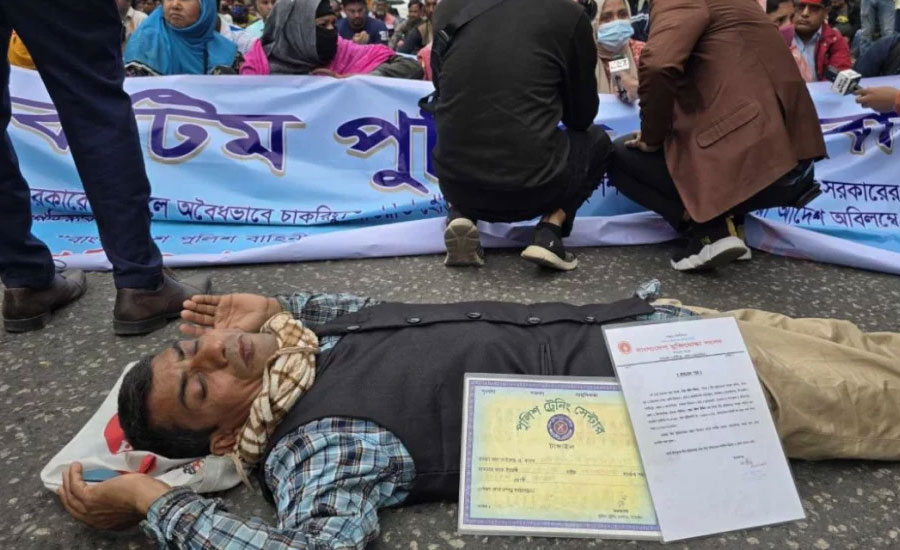 পুনর্বহালের দাবিতে সচিবালয়ে চাকরিচ্যুত পুলিশ সদস্যরা