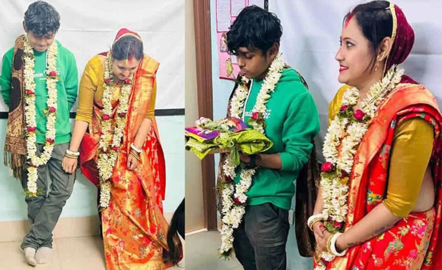 শ্রেণিকক্ষে শিক্ষিকাকে সিঁদুর পরালেন ছাত্র