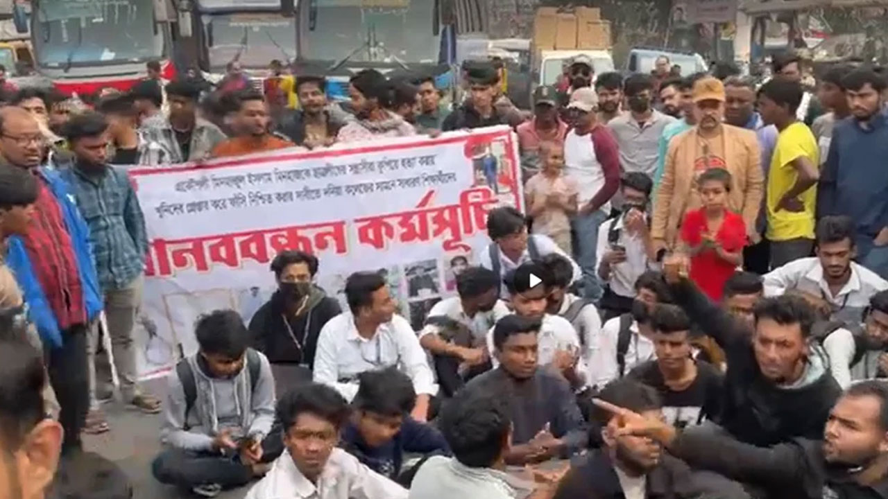 যাত্রাবাড়ীতে রাস্তায় নেমেছে শিক্ষার্থীরা