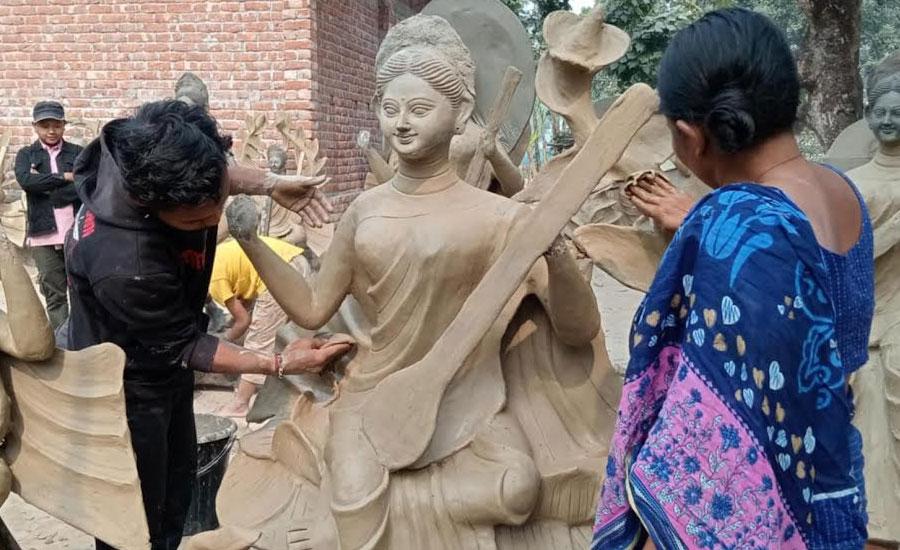 ঠাকুরগাঁওয়ে সরস্বতীর প্রতিমা তৈরীর কাজে ব্যস্ত সময় শিল্পীরা