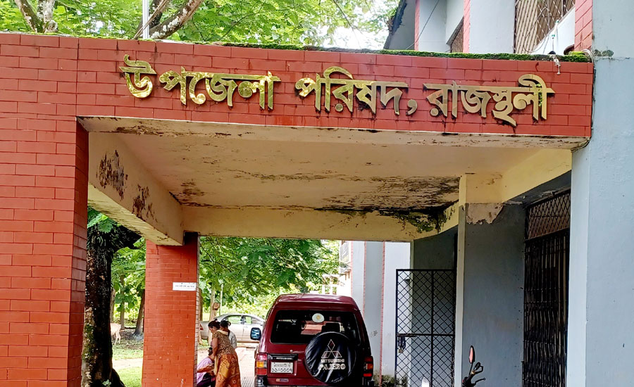 রাজস্থলী উপজেলার পরিষদ গুলোতে সিল, স্বাক্ষর,প্রত্যয়নপত্রে অতিরিক্ত ট্যাক্স নেওয়ার অভিযোগ।