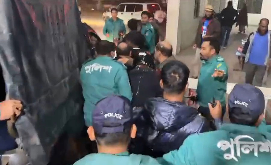 সাবেক সমাজকল্যাণমন্ত্রীকে হাতকড়া না পরানোয় ক্ষোভ, কিল-ঘুষি, ডিম নিক্ষেপ