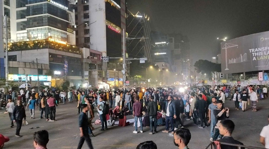 হঠাৎ গুলশান ১ নম্বরে শিক্ষার্থীদের সড়ক অবরোধ