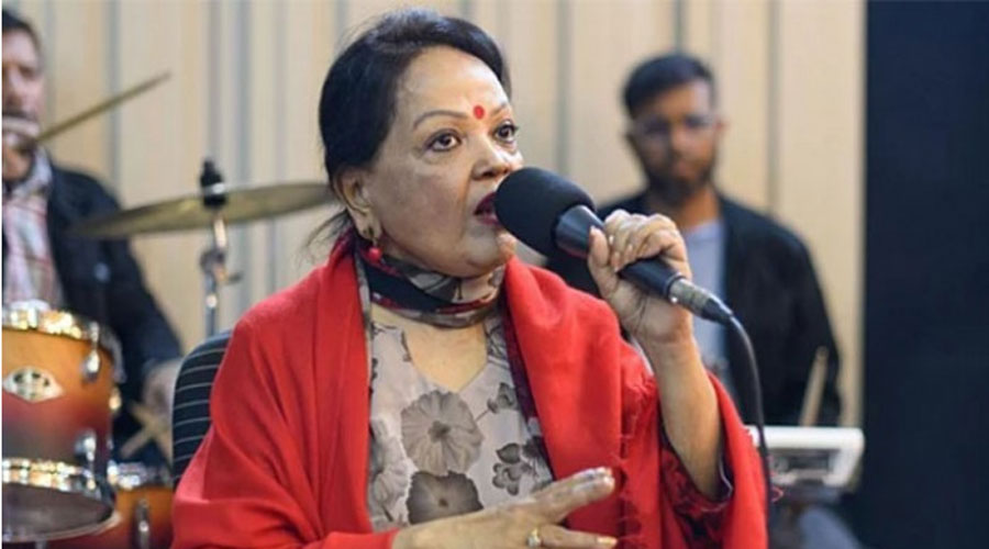 গান গাইতে গাইতে মঞ্চে লুটিয়ে পড়লেন সাবিনা ইয়াসমিন