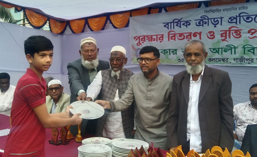 বিদ্যালয় পুরস্কার বিতরণীতে জুলাই-আগস্ট শহীদদের জন্যে দোয়া প্রার্থনা বিএনপি নেতা ফারুকের