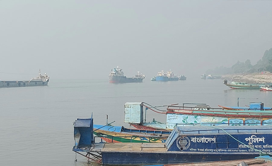 ঘন কুয়াশায় ৯ ঘন্টা পর আরিচা-দৌলতদিয়া ফেরি চলাচল শুরু 