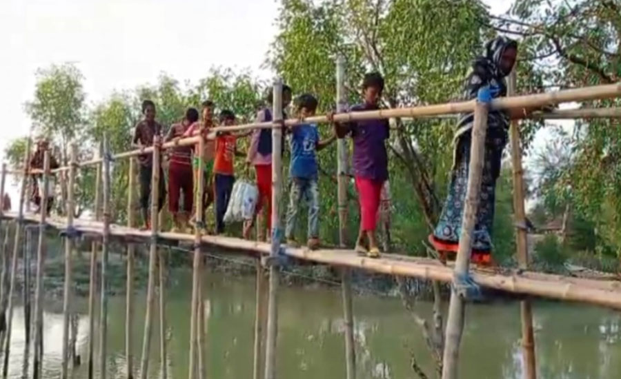 শ্যামনগরে  চার গ্রামের মানুষের যাতায়াতের ভরসা মাদার নদীর উপরে নির্মিত বাঁশের সাঁকোটি , দীর্ঘদিনের দাবি  একটি ব্রিজের