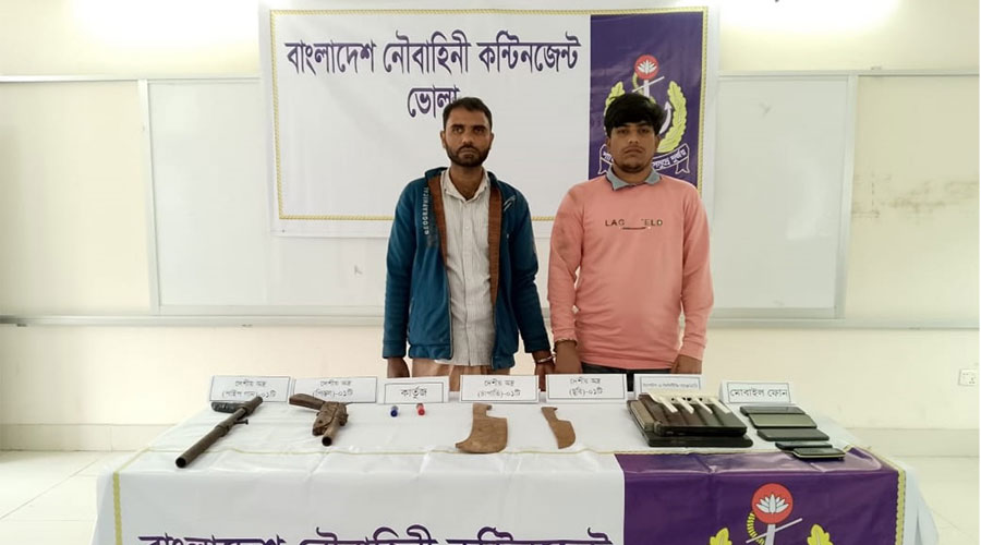নৌবাহিনীর পৃথক অভিযানে ভোলায় ও খুলনায় অস্ত্রসহ শীর্ষ সন্ত্রাসী আটক