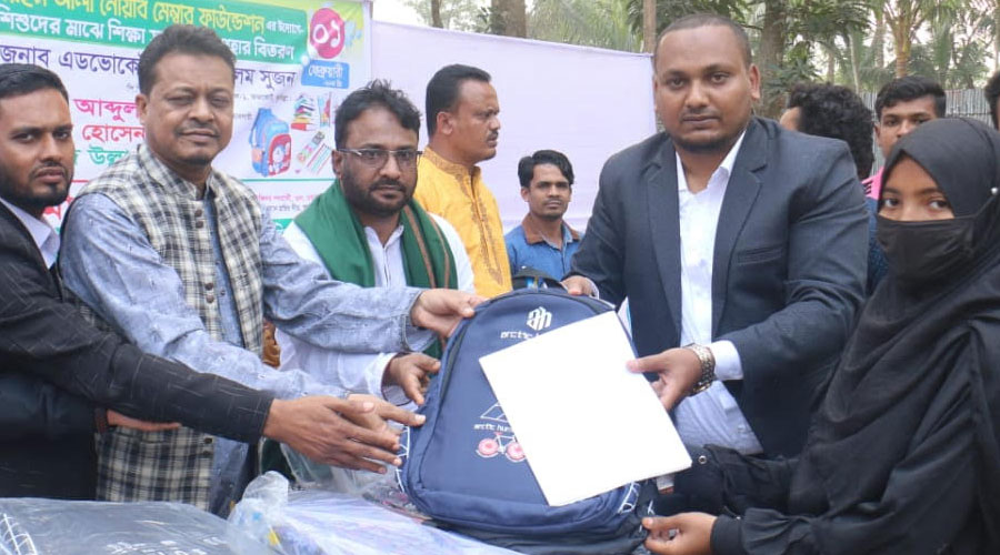 লাকসামে শিশুদের মধ্যে শিক্ষা সামগ্রী ও উপহার বিতরণ