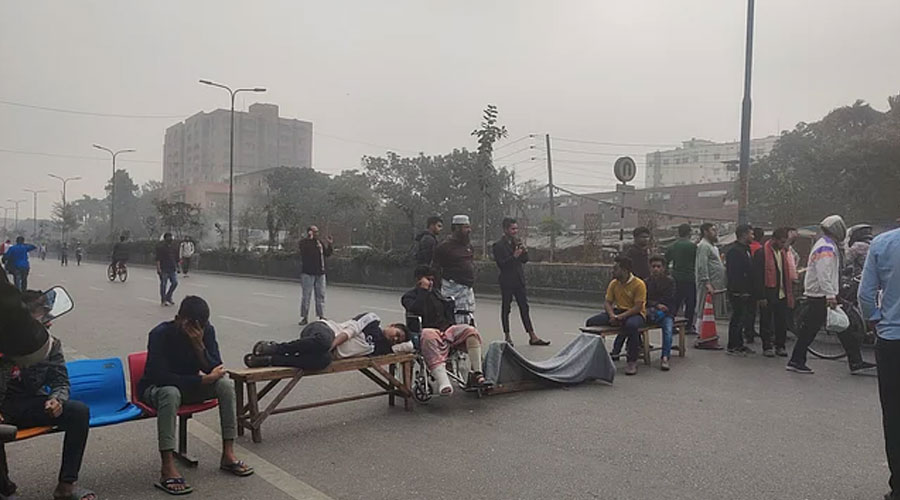 গণ-অভ্যুত্থানে আহতদের ফের সড়ক অবরোধ, যান চলাচল বন্ধ