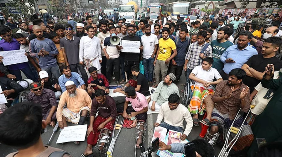 গণ–অভ্যুত্থানে আহতদের মিরপুর সড়ক অবরোধ, যান চলাচল বন্ধ