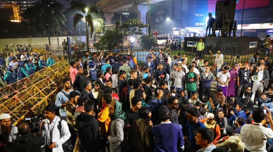 ইন্টার কন্টিনেন্টালের সামনে জুলাই অভ্যুত্থানে আহতদের বিক্ষোভ চলছে