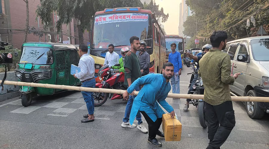 তিতুমীর কলেজের সামনে ফের সড়ক আটকাল শিক্ষার্থীরা