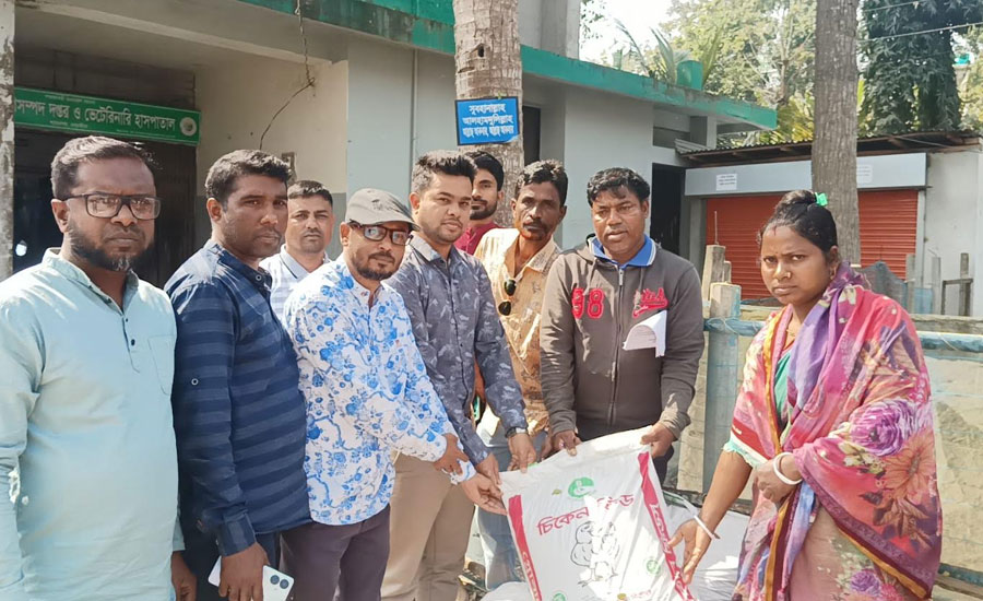 শ্যামনগরে নৃ-গোষ্ঠীর ৭২ নারী খামারীদের মধ্যে  দানাদার খাবার বিতরন