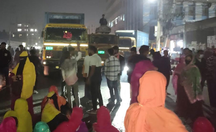 বন্ধ কারখানা খোলা ও বকেয়া পরিশোধের দাবীতে মহাসড়ক সারে ৪ ঘন্টা অবরোধ