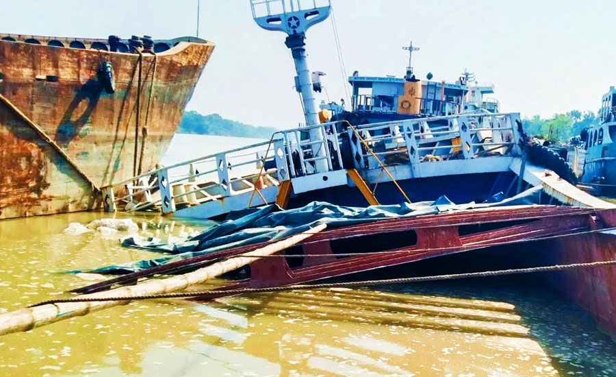 যশোর  ভৈরব নদে  ৮৫০ মেট্রিক টন ইউরিয়া সার বোঝাই জাহাজ ডুবি