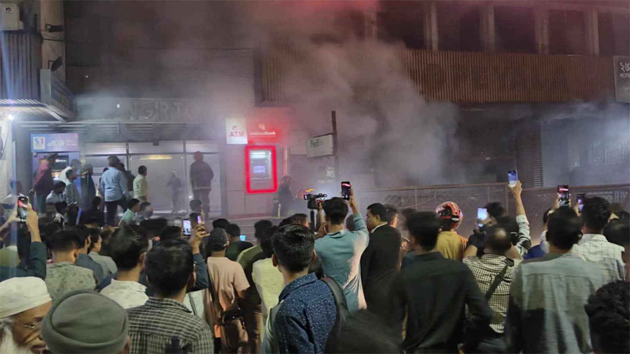 কারওয়ান বাজারে একুশে টিভি ভবনে আগুন 