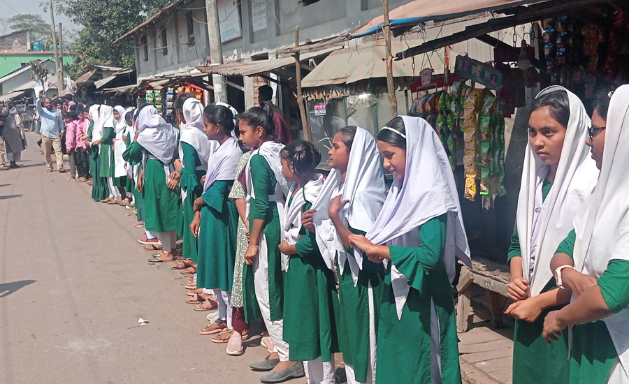 মঠবাড়িয়ায় প্রধান শিক্ষক ও সভাপতির সাথে অশোভনীয় আচরনের প্রতিবাদে মানববন্ধন
