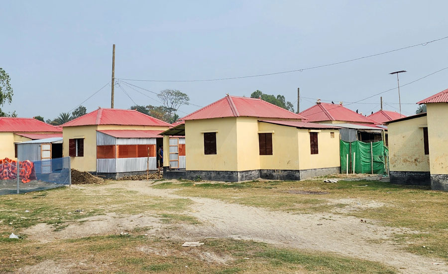 হরিরামপুরে তালাবদ্ধ পড়ে আছে আশ্রয়ণের ৯৬ টি ঘর