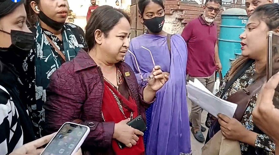 ঘাতক দালাল নির্মূল কমিটির নেত্রীকে ধরে পুলিশে সোপর্দ